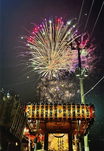 山車と天空の花の競演